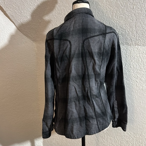 Columbia women black button up warm shirt
Size large - Picture 3 of 8